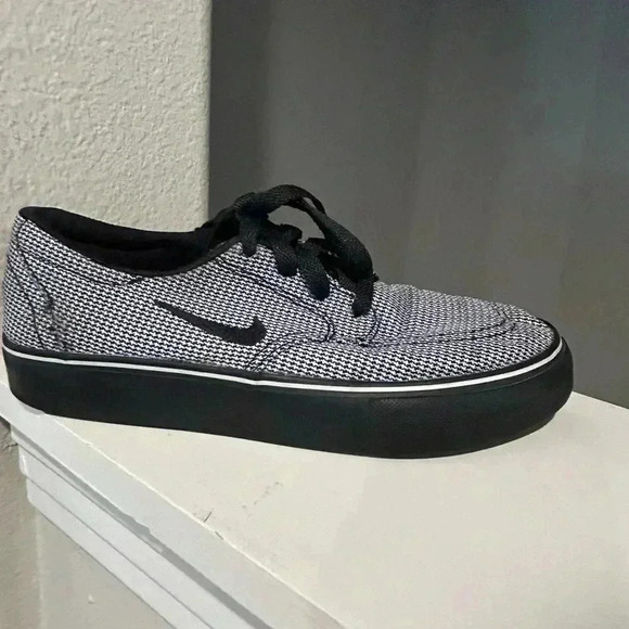 NIKE SB CLUTCH PRM TRAINERS BLACK/WHITE 807409-017 SIZE 4Y - Picture 2 of 11